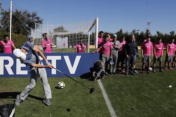 El golfista chileno Joaquin Niemann realiza visita a un entrenamiento del equipo de futbol de Universidad Catolica en el estadio San Carlos de Apoquindo de Santiago, Chile.