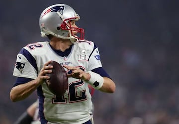 Tom Brady tenía algo más de 3 minutos para recorrerse el campo, ya que comenzó su drive practicamente en su propia red zone, anotar un TD y la conversión de dos.