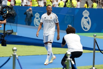 MADRID, 16/07/2024.- Presentación del francés Kylian Mbappé como nuevo jugador del club, este martes, en el estadio Santiago Bernabéu de Madrid. Mbappé ha firmado este martes el contrato que le une al conjunto blanco para las próximas cinco temporadas. EFE/Chema Moya
