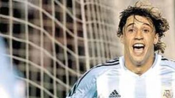 <b>EN RACHA. </b>Crespo sigue en racha. El jugador del Chelsea, cedido al Milán, celebra su gol con Argentina.