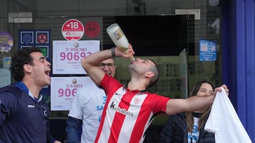 Agraciados con el Tercer Premio del Sorteo Extraordinario de la Lotería de Navidad 2025 correspondiente al número 90693, a 22 de diciembre de 2025, en Igorre, Vizcaya, País Vasco (España). El Sorteo Extraordinario de la Lotería de Navidad de 2025 consta de 198 series y cada serie tiene 100.000 billetes. El total de la emisión asciende a 3.960 millones de euros y se destina a premios (70% de la emisión) 2.772 millones de euros. Cada serie distribuye en premios 14 millones de euros y en total se reparten 30.301.920 premios durante un sorteo que tiene una duración aproximada de cuatro horas.
22 DICIEMBRE 2025
H.Bilbao / Europa Press
22/12/2025