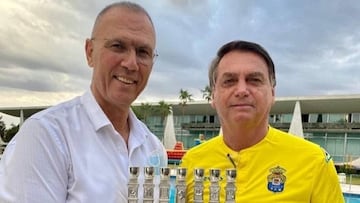 El embajador israelí Yossi Shelley y el presidente de Brasil, Jair Bolsonario, con la camiseta de la UD Las Palmas.
