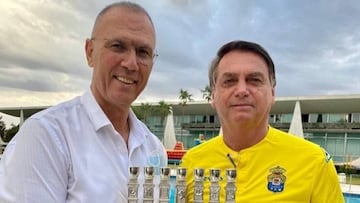 El embajador israel&iacute; Yossi Shelley y el presidente de Brasil, Jair Bolsonario, con la camiseta de la UD Las Palmas.