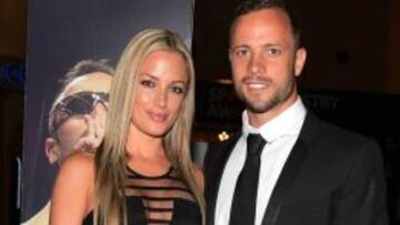 Pistorius junto a Reeva Steenkamp, a la que presuntamente asesin&oacute;.