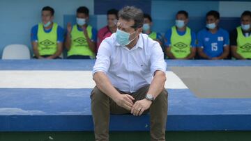 El Salvador's coach Hugo P�rez is seen during the FIFA World Cup Qatar 2022 Concacaf qualifier football match against Costa Rica at Cuscatlan Stadium in San Salvador on March 27, 2022. (Photo by MARVIN RECINOS / AFP)