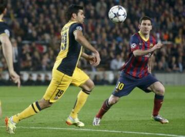 Diego Costa intenta llevarse el balón ante Messi. 