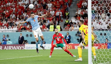 El jugador español Sergio Busquets despeja de cabeza una ocasión para el equipo marroquí. 
 