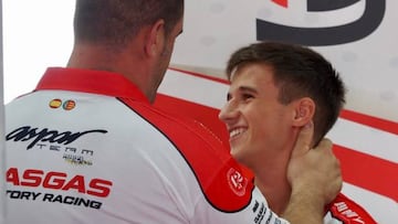 Sergio García con Maikel, uno de sus mecánicos en el box de Aspar.