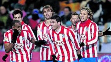 <b>CELEBRACIÓN. </b>Perea, Jurado, Valera, Simao y Forlán felicitan a Reyes tras conseguir su primer gol oficial con el Atlético.