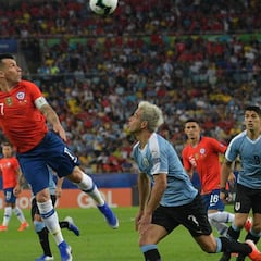 El contraste que vivió Medel ante Uruguay: figura y lesionado