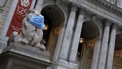 New York (United States), 30/06/2020.- The lion statue in front of the 42nd street New York Public Library adorns a protective mask to remind the public to wear masks during the coronavirus pandemic in New York, New York, USA, 30 June 2020. (Estados Unido