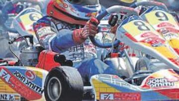 <b>BUENAS MANERAS. </b>Carlos Sainz Jr., en primer plano, participó en la cita inaugural del Nacional júnior con su Genikart FA y con el dorsal número 8.