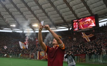 Francesco Totti celebr su segundo gol a la Lazio en la Serie A hacindose un selfie con la aficin de fondo en 2015.
 