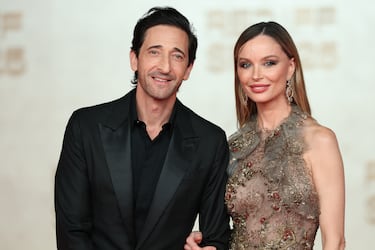 Adrien Brody y Georgina Chapman posan en la alfombra roja del Red Sea International Film Festival (RSIFF) celebrado en Yeda.