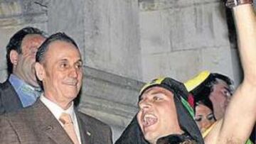 <b>OTROS TIEMPOS. </b>Lopera y Joaquín, juntos, tras ganar el Betis la Copa del Rey hace dos años.