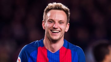 Ivan Rakitic se ríe durante un partido del Barcelona