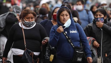 Vendedoras ambulantes caminan el pasado 12 de junio en una calle de Lima (Perú). EFE/Paolo Aguilar