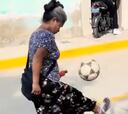 Atención al control perfecto del balón de esta mujer que se volvió viral