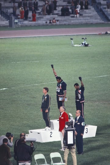 Una de las imágenes más duraderas de los Juegos Olímpicos de 1968. El medallista de oro Tommie Smith junto con su compañero ganador de la medalla de bronce y estadounidense, John Carlos, después de la final de 200 metros, dando el saludo al Poder Negro como parte de su protesta contra la discriminación racial. La captura de esta imagen fue realizada por Angelo Cozzi y es considerada como una de las protestas políticas más abiertas en la historia de los juegos. Aunque algunos de los detalles simbólicos se pasan por alto hoy en día, como que Smith y Carlos no usaban zapatos para simbolizar la pobreza y se desabrochaba parcialmente los trajes deportivos para simpatizar con los trabajadores de cuello azul, el uso de guantes negros en la ceremonia de medallas se debió al hecho de que Carlos accidentalmente había dejado a su pareja en la villa olímpica, por lo que Smith le prestó uno de sus guantes, de ahí el saludo de la mano izquierda y la mano derecha.