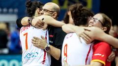 Jugadoras y cuerpo t&eacute;cnico de la Selecci&oacute;n espa&ntilde;ola celebran el &eacute;xito cosechado en el Eurobasket.