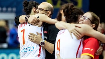 Jugadoras y cuerpo t&eacute;cnico de la Selecci&oacute;n espa&ntilde;ola celebran el &eacute;xito cosechado en el Eurobasket.