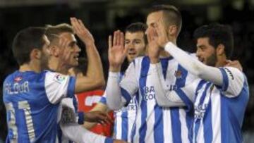 Los jugadores de la Real celebran uno de los goles.