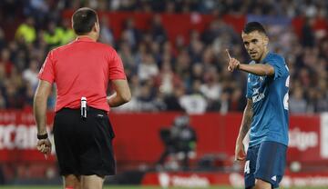 Dani Ceballos y el árbitro Mateu Lahoz.