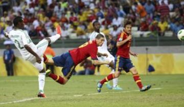 El delantero español Fernando Torres remata para conseguir el segundo gol ante Nigeria.