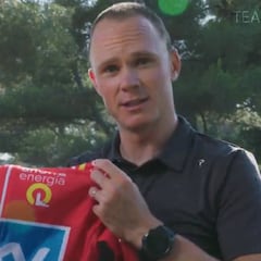 Froome recibe el maillot rojo de la Vuelta 2011 después de que Cobo fuera descalificado