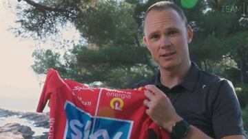 Froome recibe el maillot rojo de la Vuelta 2011 despu¨¦s de que Cobo fuera descalificado