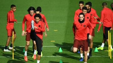 Paris Saint-Germain's Brazilian defender Marquinhos (L) and Paris Saint-Germain's French midfielder Adrien Rabiot (R) take part in a training session in Saint-Germain-en-Laye, western Paris on November 5, 2018, on the eve of the team's Cham