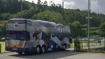 El autob&uacute;s del Deportivo, justo en el momento de partir de Abegondo hacia Salamanca.