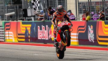 M&aacute;rquez celebra su victoria en Austin con un caballito.