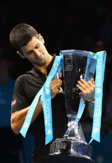 Novak Djokovic levantó su tercer trofeo consecutivo, tras la renuncia de Federer, y seguirá como el mejor del mundo.