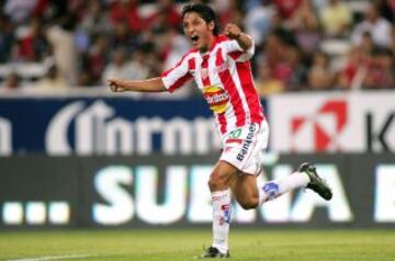 De jugar en San Luis pasó a Necaxa, donde fue titular y se acercaba más a su objetivo de volver a América, sin embargo volvió antes al San Luis.