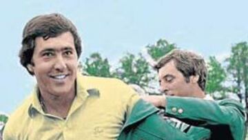 Ballesteros colocándose su primera chaqueta del Masters de Augusta, ganada en 1980