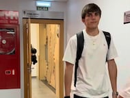 19-04-26. ANDRÉS CUENCA, EN LA LLEGADA DE LOS JUGADORES DEL SPORTING A EL MOLINÓN PARA ENFRENTARSE AL CÁDIZ.