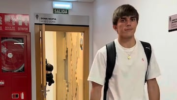 19-04-26. ANDRÉS CUENCA, EN LA LLEGADA DE LOS JUGADORES DEL SPORTING A EL MOLINÓN PARA ENFRENTARSE AL CÁDIZ.