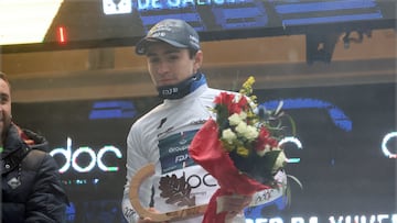 Lenny Martinez, en el podio de O Gran Camiño con el maillot de mejor joven.