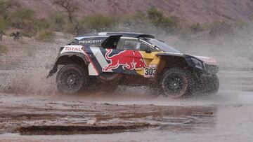 ARG301. LA RIOJA (ARGENTINA), 18/01/2018.- El espa&ntilde;ol Carlos Sainz de Peugeot compite durante la duod&eacute;cima etapa del Dakar 2018 que se corre hoy, jueves 18 de enero de 2018, entre Chilecito y San Juan (Argentina). EFE/Nicol&aacute;s Aguilera