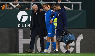 El canterano del Atletico de Madrid se echa la mano a la parte posterior de su pierna derecha y es sustitiudo por José María Giménez.