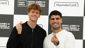 Seoul (Korea, Republic Of), 09/01/2026.- Jannik Sinner (L) of Italy and Carlos Alcaraz (R) of Spain pose for photos after a press conference in Seoul, South Korea, 09 January 2026. Carlos Alcaraz of Spain and Jannik Sinner of Italy will hold an exhibition match on 10 January in Incheon. (Tenis, Italia, Corea del Sur, España, Seúl) EFE/EPA/JEON HEON-KYUN