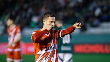 Ferrol (La Coruña), 03/01/2025.- El centrocampista del Rayo Vallecano, Jorge de Frutos, celebra el segundo gol del equipo vallecano durante el encuentro correspondiente a los treintadosavos de final de la Copa del Rey de fútbol que disputan hoy viernes Racing de Ferrol y Rayo Vallecano en el estadio municipal A Malata, en la localidad coruñesa. EFE / Kiko Delgado.