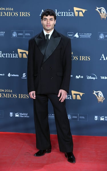 Felipe Londoño posa en la alfombra roja de los Premios Iris 2024, los galardones organizados por la Academia de la Televisión.
