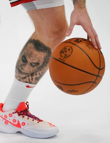 Detalle del tatuaje de Onuralp Bitim, jugador turco de los Chicago Bulls.