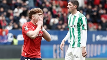 PAMPLONA, 12/04/2026.- El ejugador del Osasuna Víctor Muñoz se lamenta de una ocasion fallada ante la porteria del Betis durante el partido de Liga que Real Betis y Osasuna disputan este domingo en el estadio de El Sadar. EFE/Jesús Diges