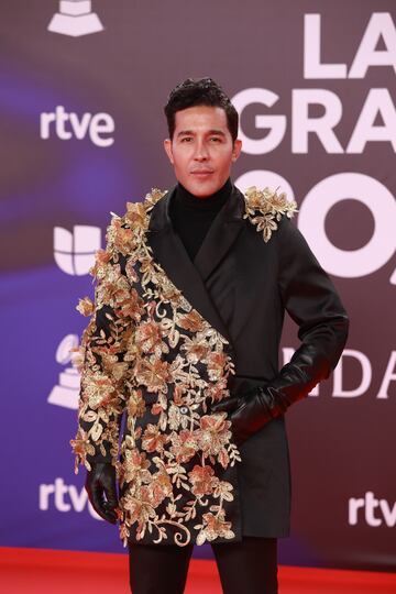 La cantante  Ollantay Velásquez posa durante el photocall previo a la gala de entrega de los Latin Grammy 2023.