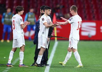 Los debutantes Bryan Gil y Pedri. En la imagen, el jugador del Barcelona sustituye a Dani Olmo mientras el futbolista del Eibar espera su turno para entrar al campo.