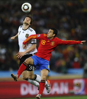 Del Bosque sorprendi車 dando la titularidad a Pedro en vez de volver a alinear a Torres como delantero m芍s en punta, y el canario se lo devolvi車 con creces: fue el delantero que m芍s taladr車 la defensa germana, tanto con sus incursiones, como por sus disparos (el que m芍s realiz車, con cinco). Su posici車n nunca fue descifrada por los centrocampistas teutones.