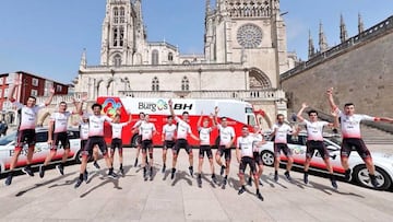 El equipo del Burgos posa frenta a la catedral.